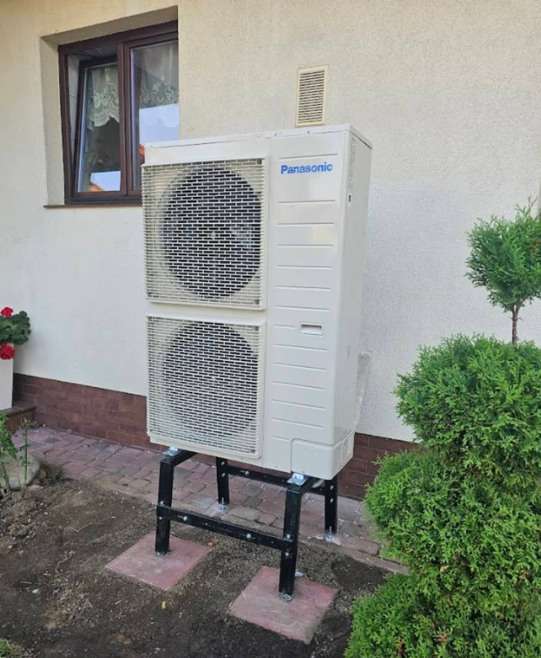 Pompa ciepła przy ścianie domu